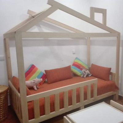 As camas chalet são um dos modelos de camas montessorianas realizados pela Gusca